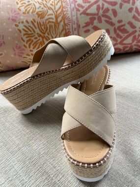 NWOB Soda Blonde Beige Espadrille Platform Sandals. Women's Size: 7.5